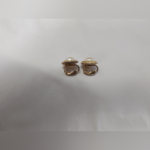 Vintage Richelieu gold rope faux pearl clip on designer earrings - Picture 2 of 4